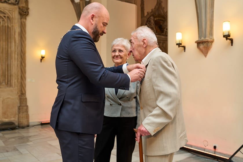 Pary małżeńskie z długoletnim stażem uhonorowane odznaczeniami, uroczystość we wrocławskim ratuszu.