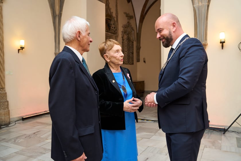 Pary małżeńskie z długoletnim stażem uhonorowane odznaczeniami, uroczystość we wrocławskim ratuszu.