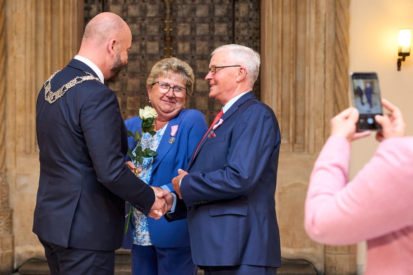 Pary małżeńskie z długoletnim stażem uhonorowane odznaczeniami, uroczystość we wrocławskim ratuszu.