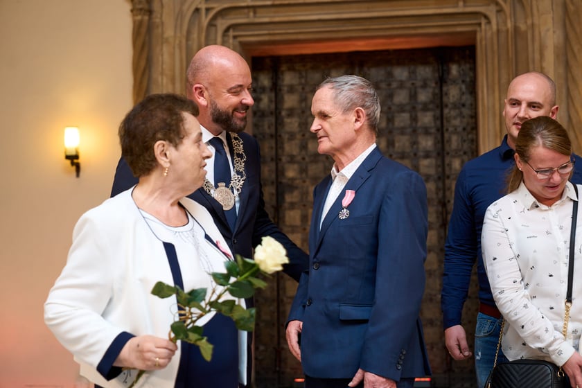 Pary małżeńskie z długoletnim stażem uhonorowane odznaczeniami, uroczystość we wrocławskim ratuszu.