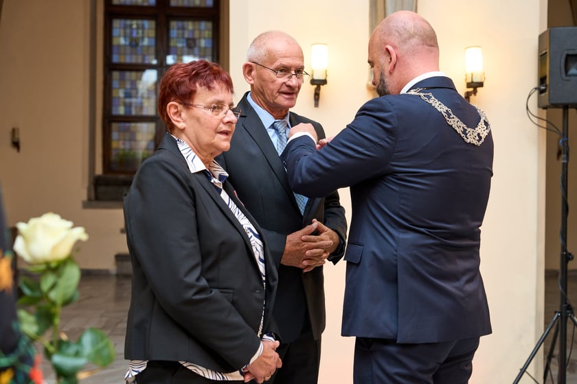 Pary małżeńskie z długoletnim stażem uhonorowane odznaczeniami, uroczystość we wrocławskim ratuszu.
