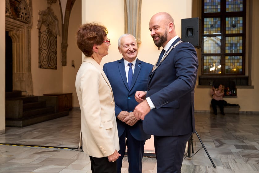 Pary małżeńskie z długoletnim stażem uhonorowane odznaczeniami, uroczystość we wrocławskim ratuszu.