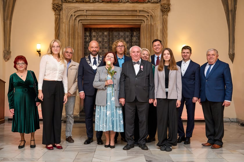 Pary małżeńskie z długoletnim stażem uhonorowane odznaczeniami, uroczystość we wrocławskim ratuszu.