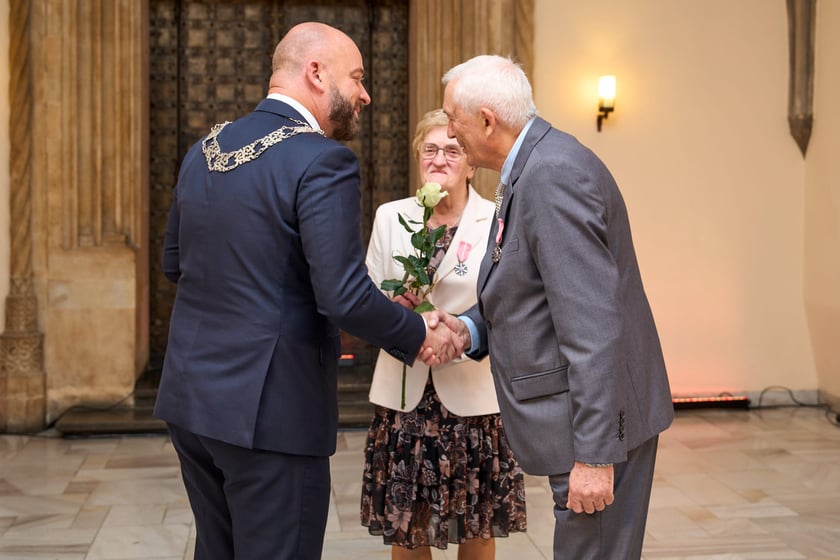 Pary małżeńskie z długoletnim stażem uhonorowane odznaczeniami, uroczystość we wrocławskim ratuszu.