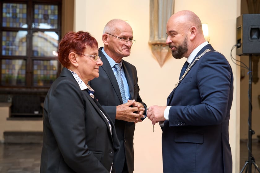 Pary małżeńskie z długoletnim stażem uhonorowane odznaczeniami, uroczystość we wrocławskim ratuszu.