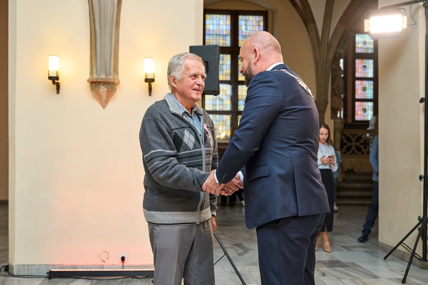 Pary małżeńskie z długoletnim stażem uhonorowane odznaczeniami, uroczystość we wrocławskim ratuszu.