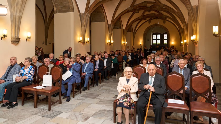 Pary małżeńskie z długoletnim stażem uhonorowane odznaczeniami, uroczystość we wrocławskim ratuszu.