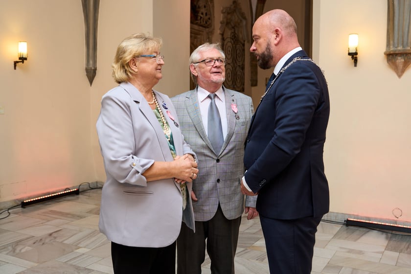Pary małżeńskie z długoletnim stażem uhonorowane odznaczeniami, uroczystość we wrocławskim ratuszu.