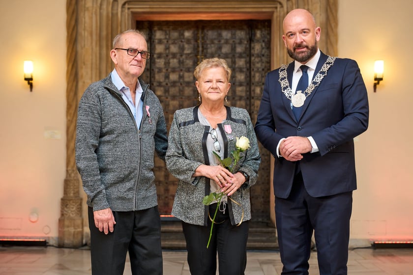 Pary małżeńskie z długoletnim stażem uhonorowane odznaczeniami, uroczystość we wrocławskim ratuszu.
