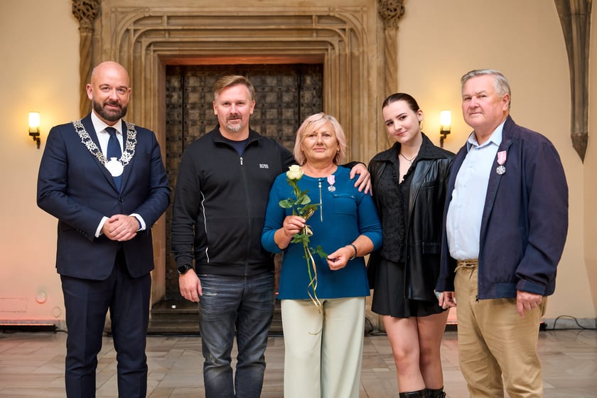 Pary małżeńskie z długoletnim stażem uhonorowane odznaczeniami, uroczystość we wrocławskim ratuszu.