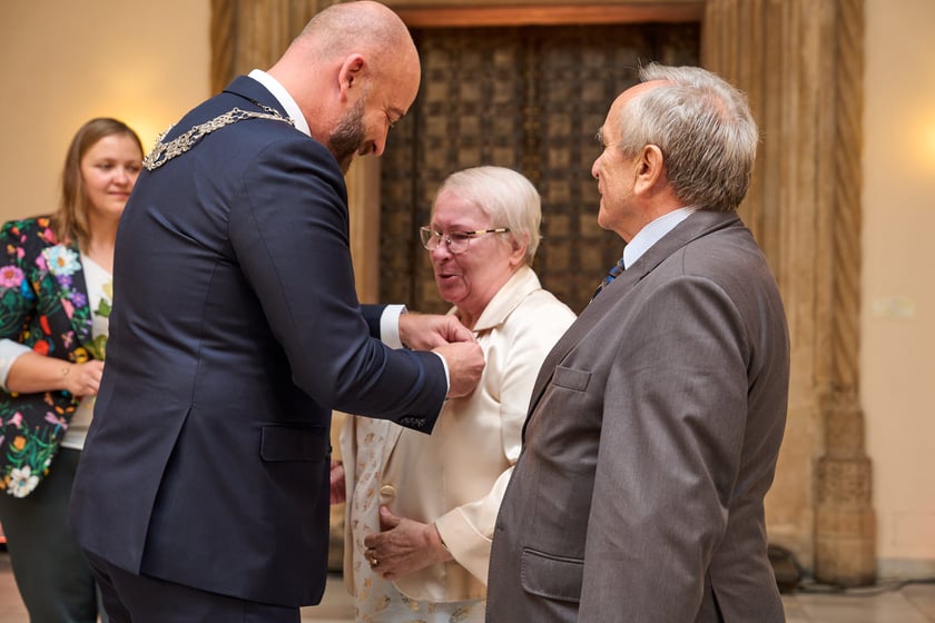 Pary małżeńskie z długoletnim stażem uhonorowane odznaczeniami, uroczystość we wrocławskim ratuszu.