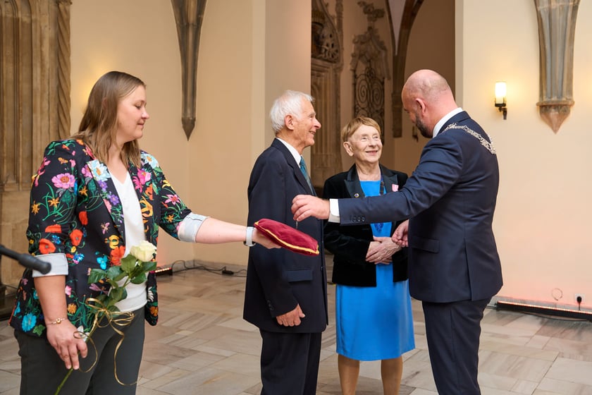 Pary małżeńskie z długoletnim stażem uhonorowane odznaczeniami, uroczystość we wrocławskim ratuszu.