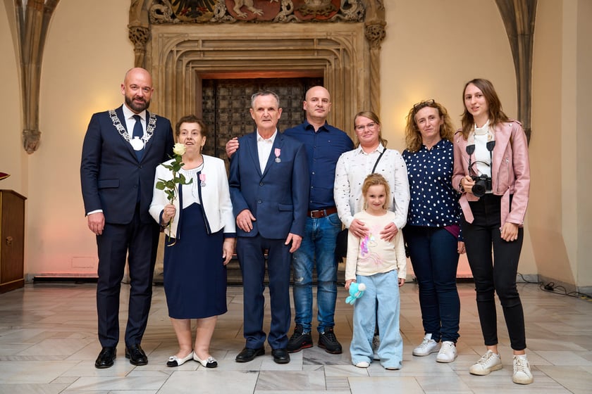 Pary małżeńskie z długoletnim stażem uhonorowane odznaczeniami, uroczystość we wrocławskim ratuszu.
