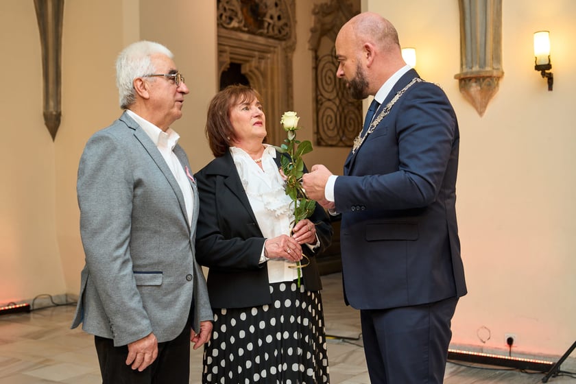 Pary małżeńskie z długoletnim stażem uhonorowane odznaczeniami, uroczystość we wrocławskim ratuszu.