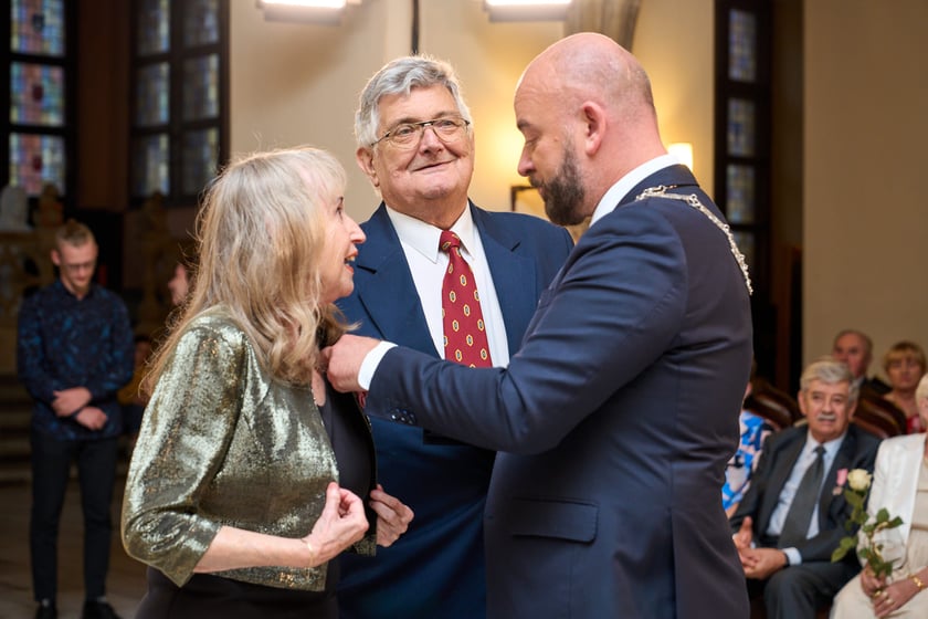 Pary małżeńskie z długoletnim stażem uhonorowane odznaczeniami, uroczystość we wrocławskim ratuszu.