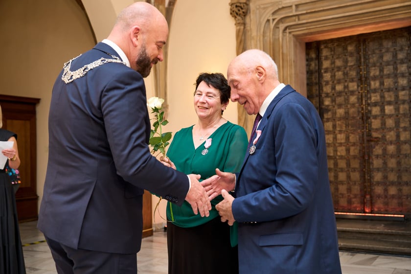 Pary małżeńskie z długoletnim stażem uhonorowane odznaczeniami, uroczystość we wrocławskim ratuszu.
