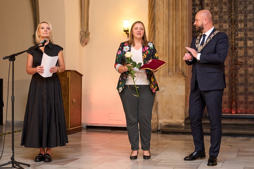 Pary małżeńskie z długoletnim stażem uhonorowane odznaczeniami, uroczystość we wrocławskim ratuszu.
