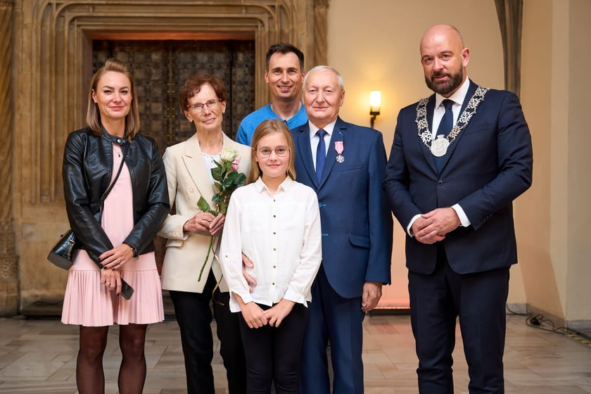 Pary małżeńskie z długoletnim stażem uhonorowane odznaczeniami, uroczystość we wrocławskim ratuszu.