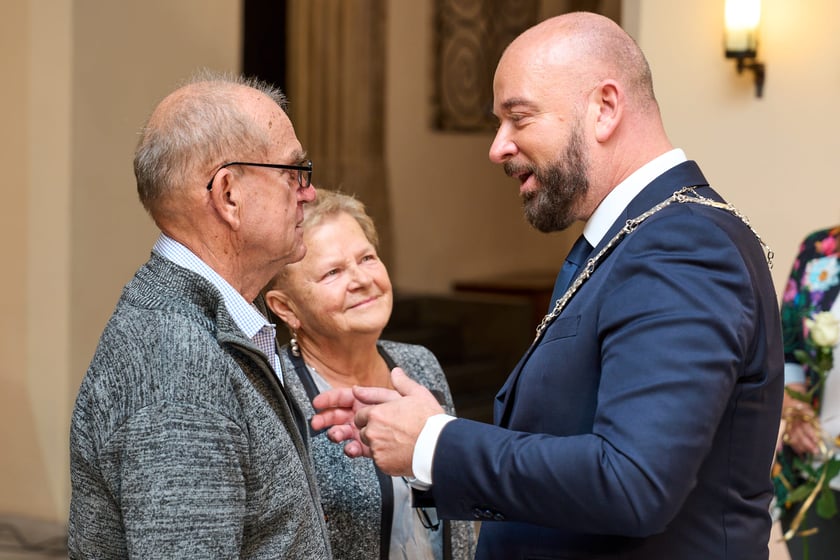 Pary małżeńskie z długoletnim stażem uhonorowane odznaczeniami, uroczystość we wrocławskim ratuszu.