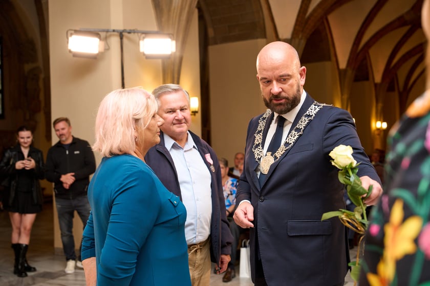 Pary małżeńskie z długoletnim stażem uhonorowane odznaczeniami, uroczystość we wrocławskim ratuszu.