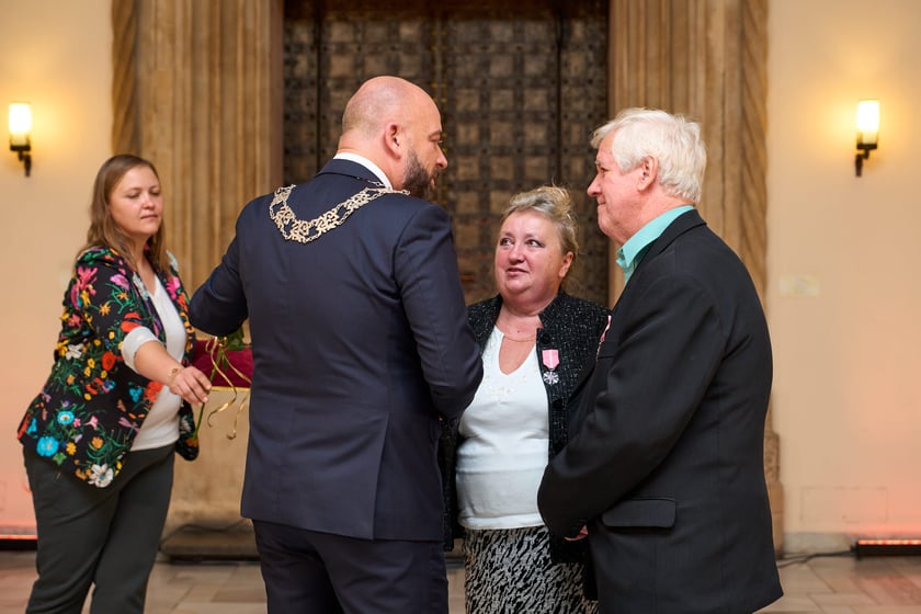 Pary małżeńskie z długoletnim stażem uhonorowane odznaczeniami, uroczystość we wrocławskim ratuszu.