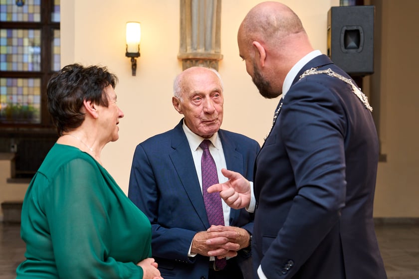 Pary małżeńskie z długoletnim stażem uhonorowane odznaczeniami, uroczystość we wrocławskim ratuszu.