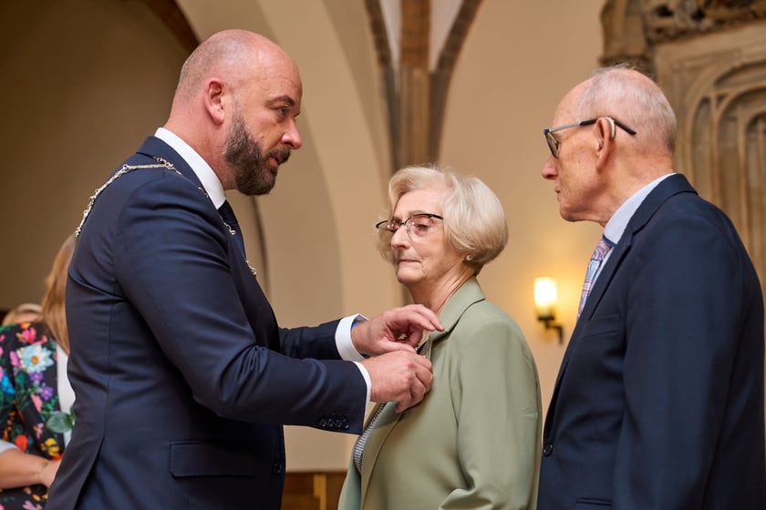 Pary małżeńskie z długoletnim stażem uhonorowane odznaczeniami, uroczystość we wrocławskim ratuszu.