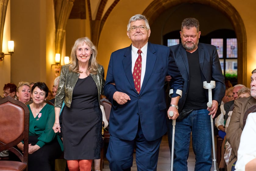 Pary małżeńskie z długoletnim stażem uhonorowane odznaczeniami, uroczystość we wrocławskim ratuszu.