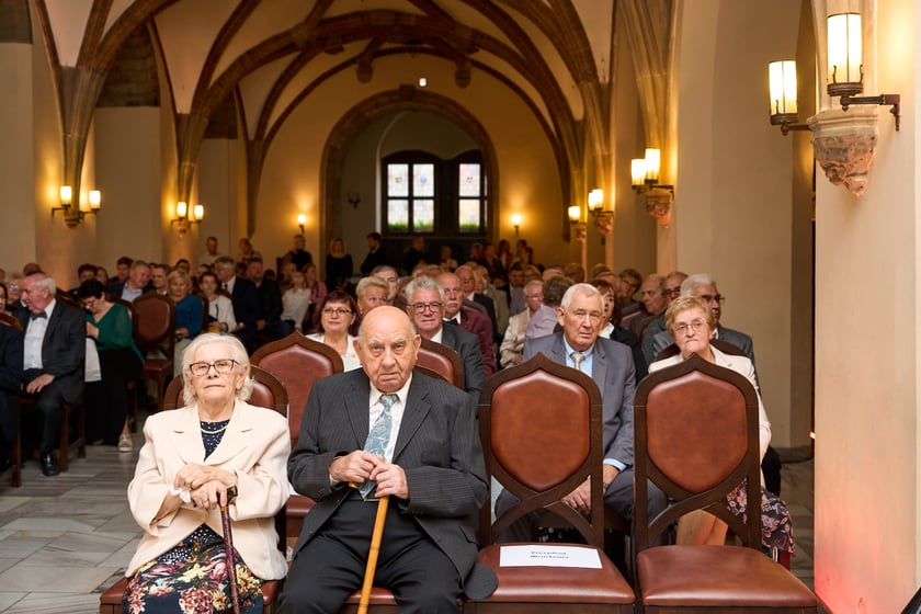 Pary małżeńskie z długoletnim stażem uhonorowane odznaczeniami, uroczystość we wrocławskim ratuszu.