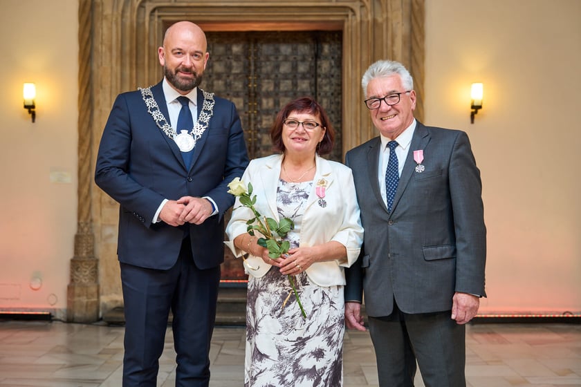 Pary małżeńskie z długoletnim stażem uhonorowane odznaczeniami, uroczystość we wrocławskim ratuszu.