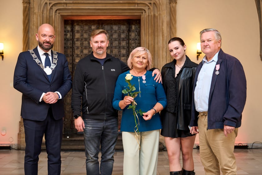 Pary małżeńskie z długoletnim stażem uhonorowane odznaczeniami, uroczystość we wrocławskim ratuszu.