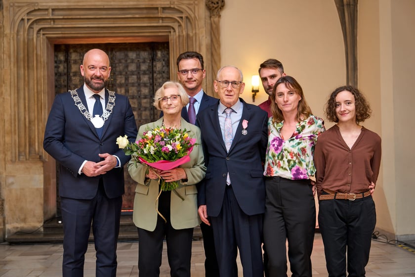 Pary małżeńskie z długoletnim stażem uhonorowane odznaczeniami, uroczystość we wrocławskim ratuszu.