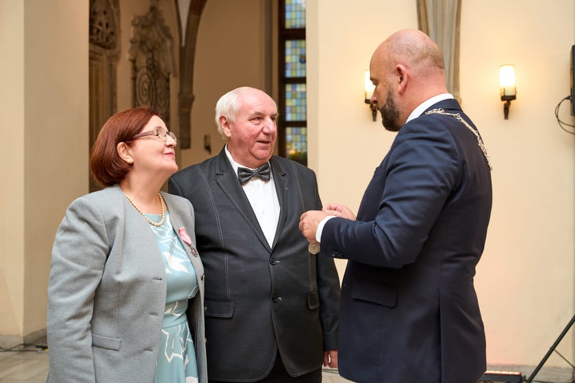 Pary małżeńskie z długoletnim stażem uhonorowane odznaczeniami, uroczystość we wrocławskim ratuszu.
