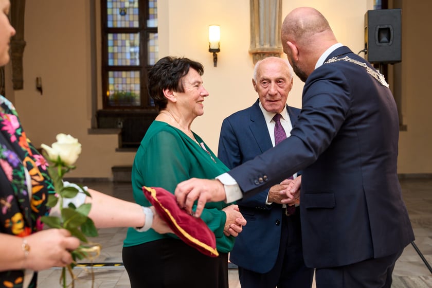 Pary małżeńskie z długoletnim stażem uhonorowane odznaczeniami, uroczystość we wrocławskim ratuszu.