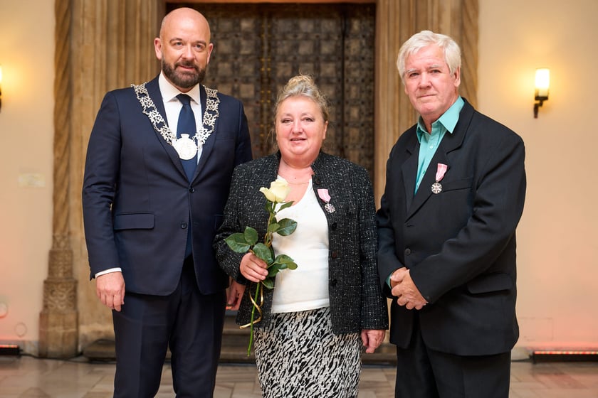Pary małżeńskie z długoletnim stażem uhonorowane odznaczeniami, uroczystość we wrocławskim ratuszu.