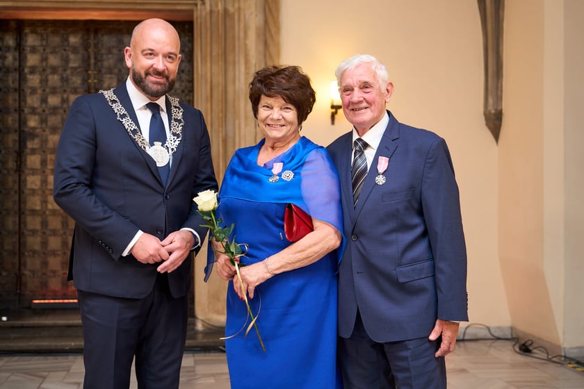 Pary małżeńskie z długoletnim stażem uhonorowane odznaczeniami, uroczystość we wrocławskim ratuszu.