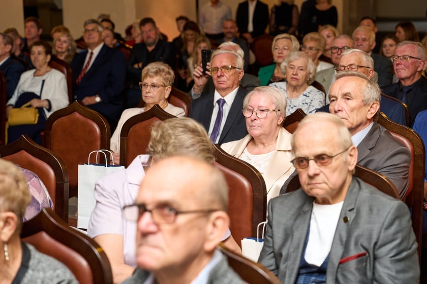 Pary małżeńskie z długoletnim stażem uhonorowane odznaczeniami, uroczystość we wrocławskim ratuszu.