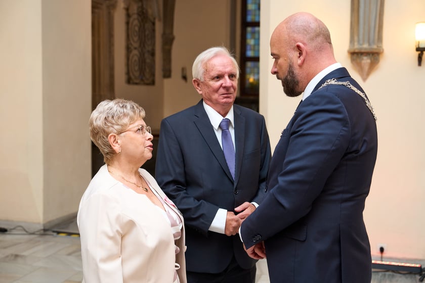 Pary małżeńskie z długoletnim stażem uhonorowane odznaczeniami, uroczystość we wrocławskim ratuszu.
