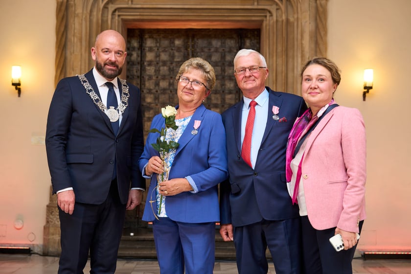 Pary małżeńskie z długoletnim stażem uhonorowane odznaczeniami, uroczystość we wrocławskim ratuszu.