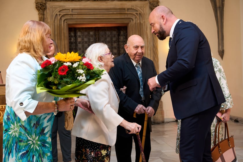 Pary małżeńskie z długoletnim stażem uhonorowane odznaczeniami, uroczystość we wrocławskim ratuszu.