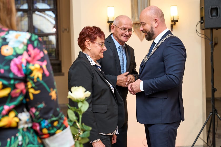 Pary małżeńskie z długoletnim stażem uhonorowane odznaczeniami, uroczystość we wrocławskim ratuszu.