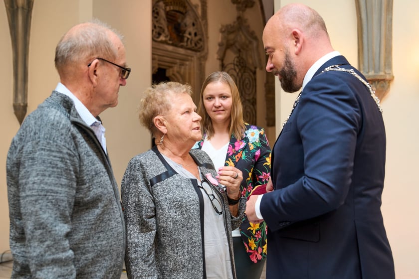 Pary małżeńskie z długoletnim stażem uhonorowane odznaczeniami, uroczystość we wrocławskim ratuszu.
