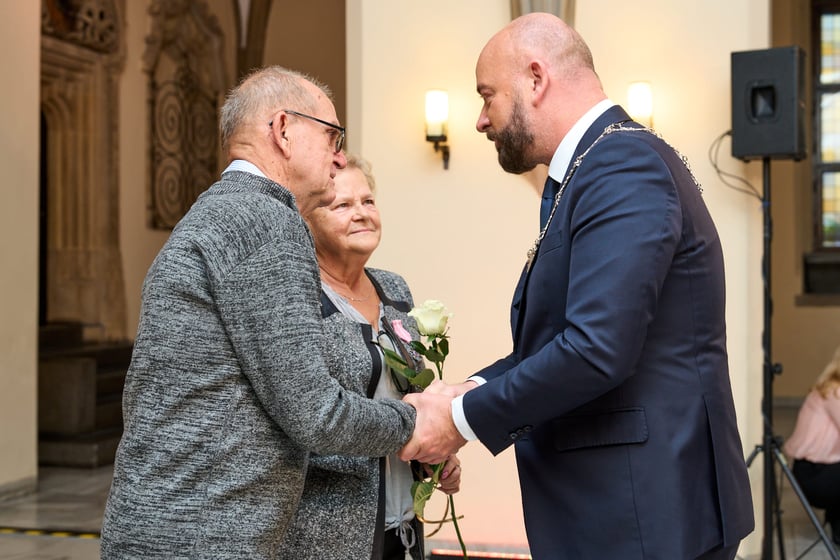 Pary małżeńskie z długoletnim stażem uhonorowane odznaczeniami, uroczystość we wrocławskim ratuszu.