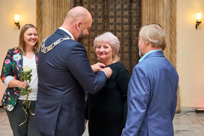 Pary małżeńskie z długoletnim stażem uhonorowane odznaczeniami, uroczystość we wrocławskim ratuszu.