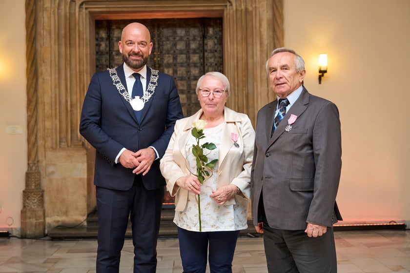 Pary małżeńskie z długoletnim stażem uhonorowane odznaczeniami, uroczystość we wrocławskim ratuszu.