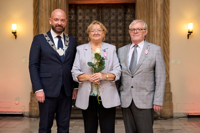 Pary małżeńskie z długoletnim stażem uhonorowane odznaczeniami, uroczystość we wrocławskim ratuszu.