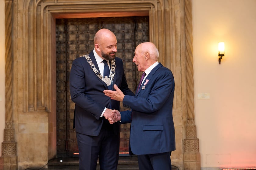 Pary małżeńskie z długoletnim stażem uhonorowane odznaczeniami, uroczystość we wrocławskim ratuszu.