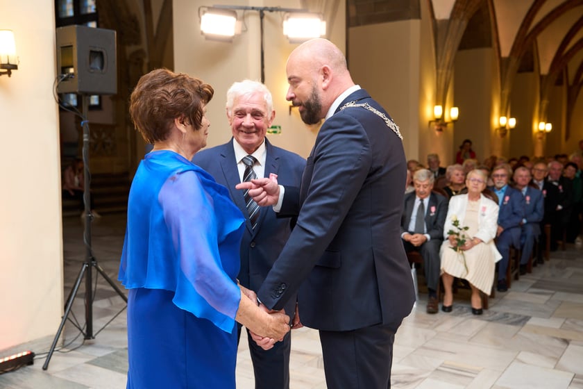 Pary małżeńskie z długoletnim stażem uhonorowane odznaczeniami, uroczystość we wrocławskim ratuszu.
