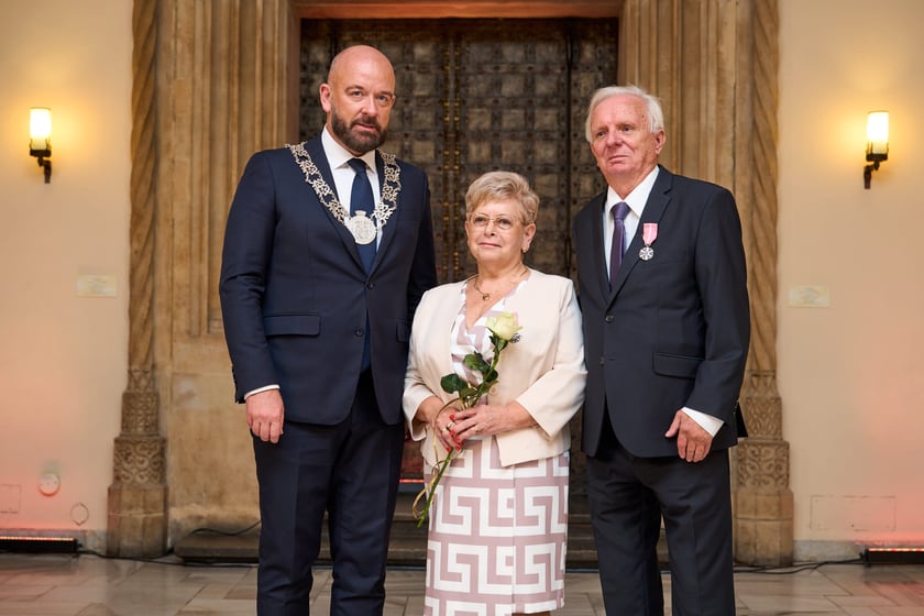 Pary małżeńskie z długoletnim stażem uhonorowane odznaczeniami, uroczystość we wrocławskim ratuszu.