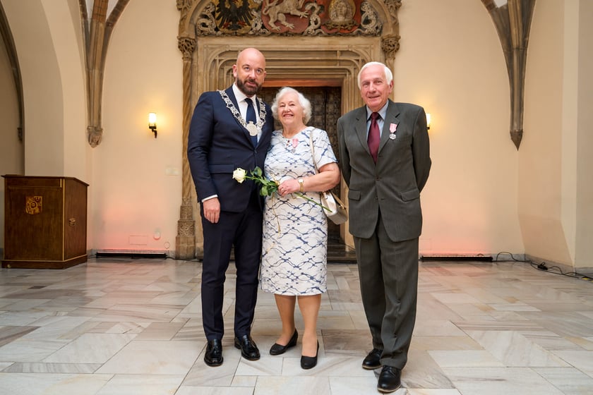Pary małżeńskie z długoletnim stażem uhonorowane odznaczeniami, uroczystość we wrocławskim ratuszu.